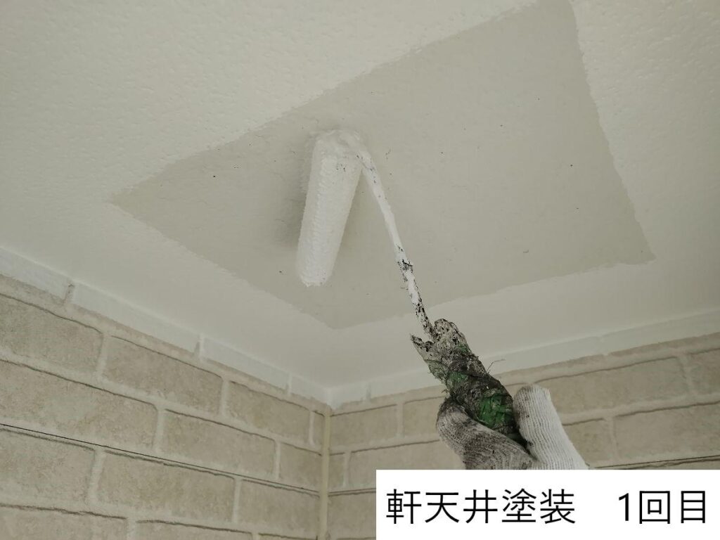 軒天塗装を行います。<br />
しっかりと丁寧に手塗りで施工します。